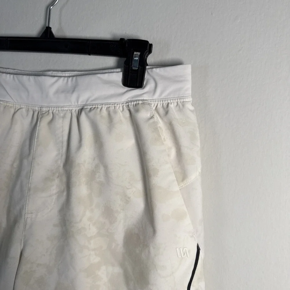 VRST Mens Large Monochromatic Camo White Tan 7 Inch Easy‎ Short Drawstring Waist